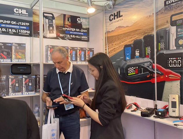 诚可立的应急启动电池在第135届广交会首日引人注目 第2张 诚可立的应急启动电池在第135届广交会首日引人注目 第2张